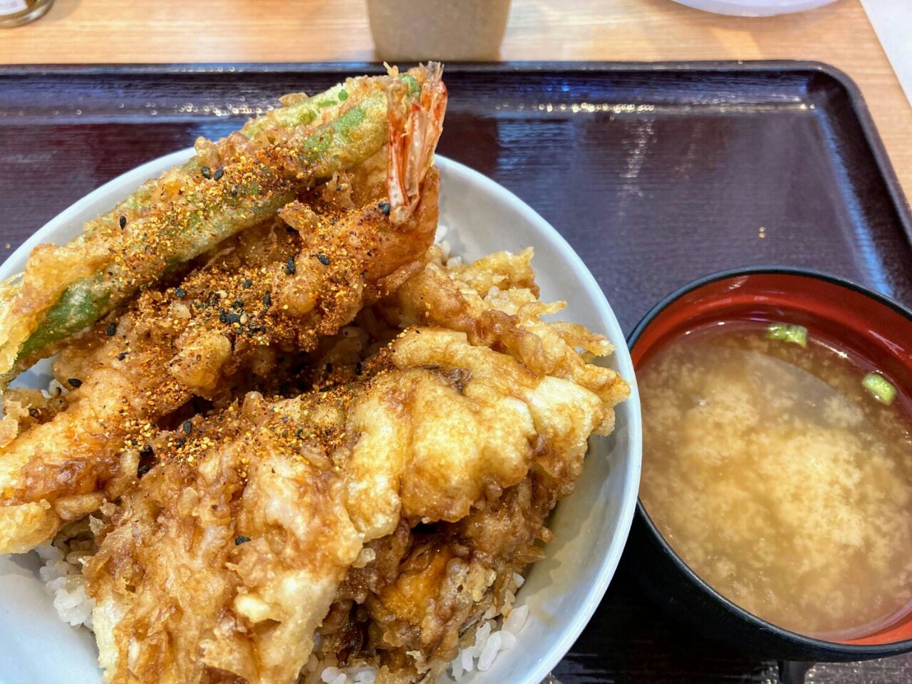 【台東区】てんやの元祖オールスター天丼が復活！ご飯の上にどどんとのったサクサク天ぷらをガッツリ食べてパワーチャージ！